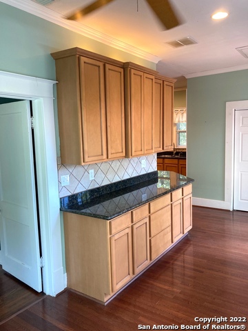 Image 8 of 19 For 639 Woodlawn Ave W