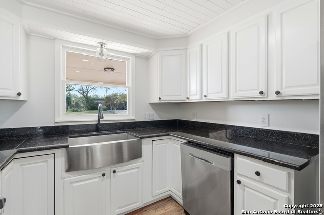 Listing photo id 8 for 1153 Garraty Rd