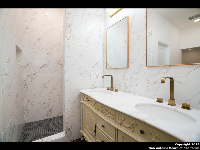 Listing photo id 15 for 419 Monumental N