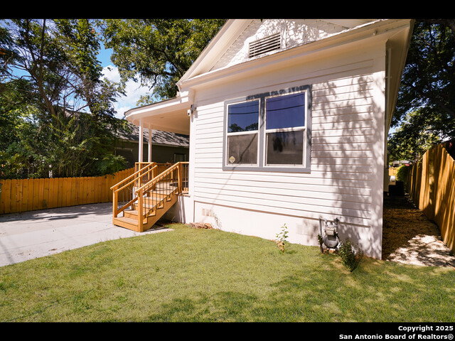 Listing photo id 0 for 419 Monumental N