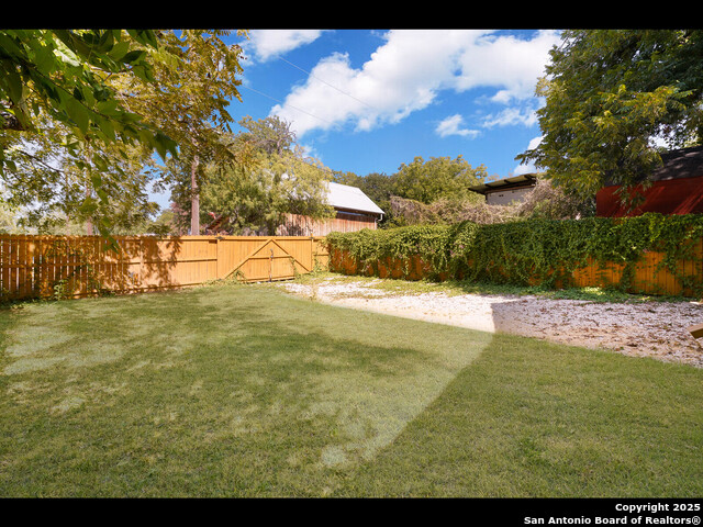 Listing photo id 25 for 419 Monumental N