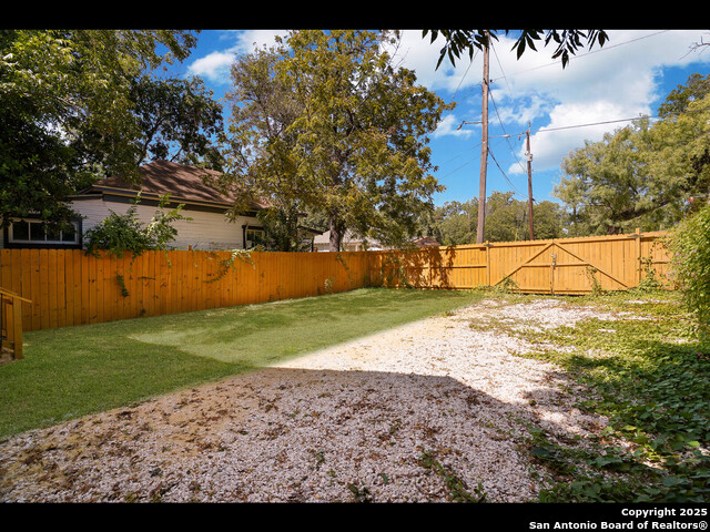 Listing photo id 26 for 419 Monumental N