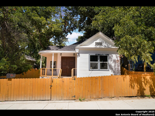 Listing photo id 1 for 419 Monumental N