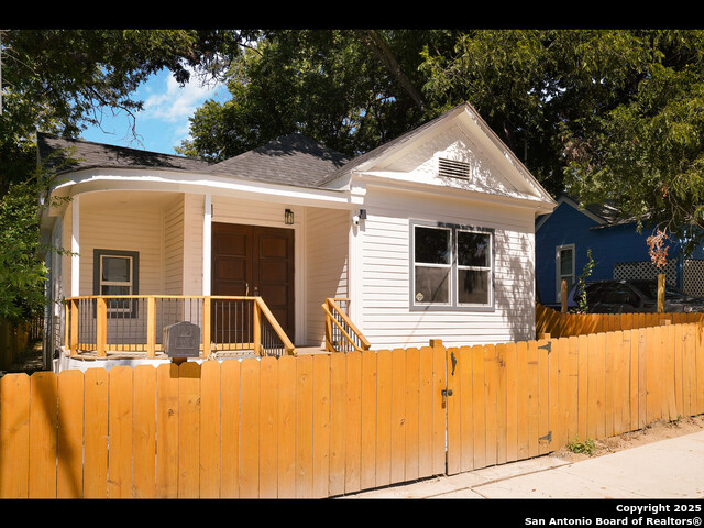 Listing photo id 2 for 419 Monumental N