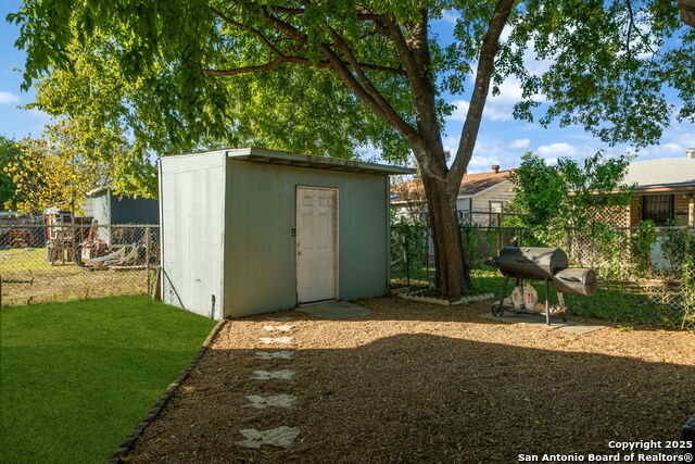 Image 32 of 34 For 315 Emerson W