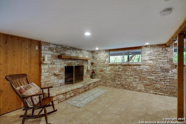 Listing photo id 19 for 18111 Lake Shore