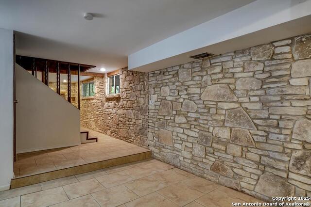 Listing photo id 20 for 18111 Lake Shore