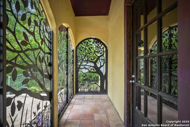 Listing photo id 3 for 18111 Lake Shore