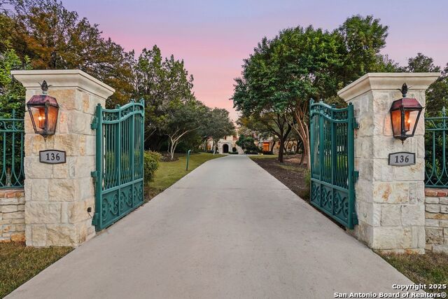 Listing photo id 0 for 136 Tower Drive S