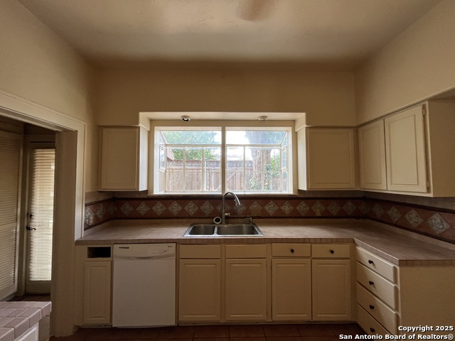 Image 11 of 52 For 122 Hollywood E