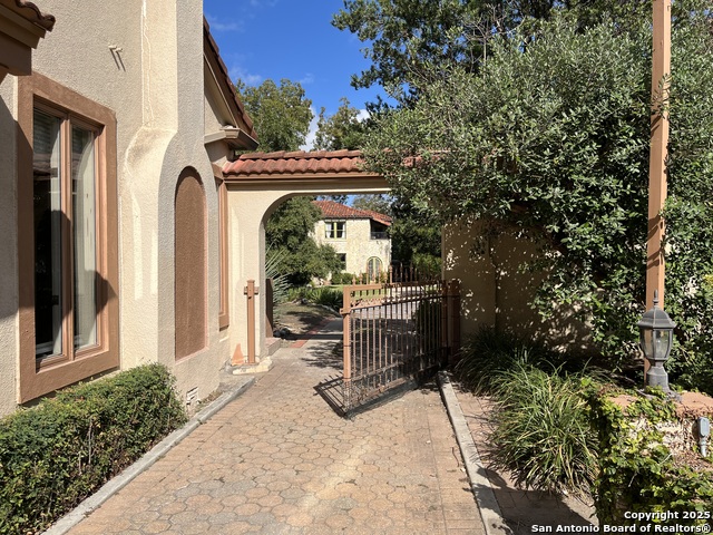 Image 5 of 52 For 122 Hollywood E