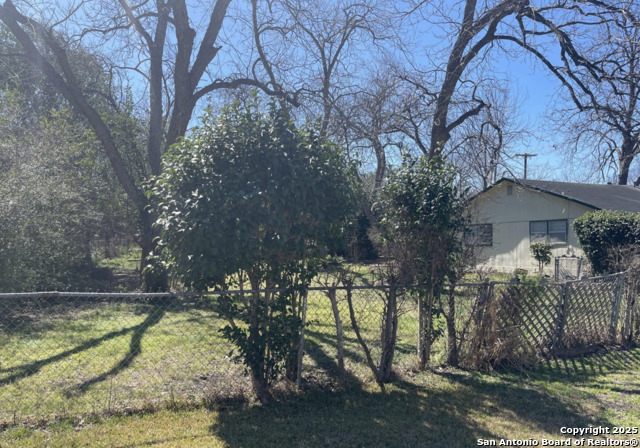 Image 3 of 4 For 220 Live Oak S