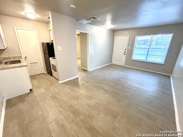 Image 6 of 16 For 703 Summit Ave W 1