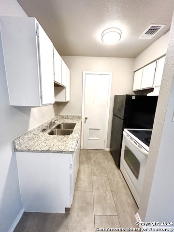 Image 7 of 16 For 703 Summit Ave W 1