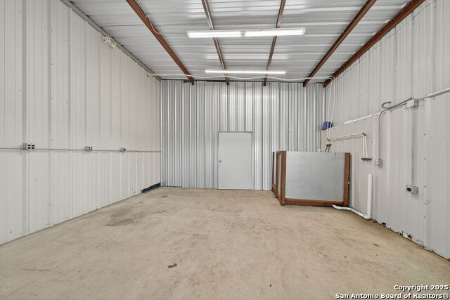 Listing photo id 36 for 2220 Fm 1343