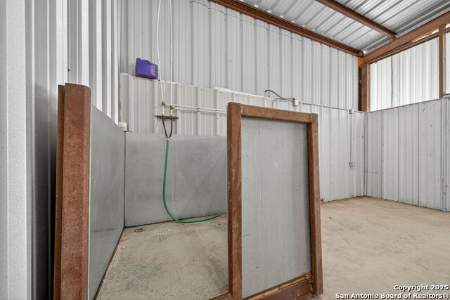 Listing photo id 37 for 2220 Fm 1343