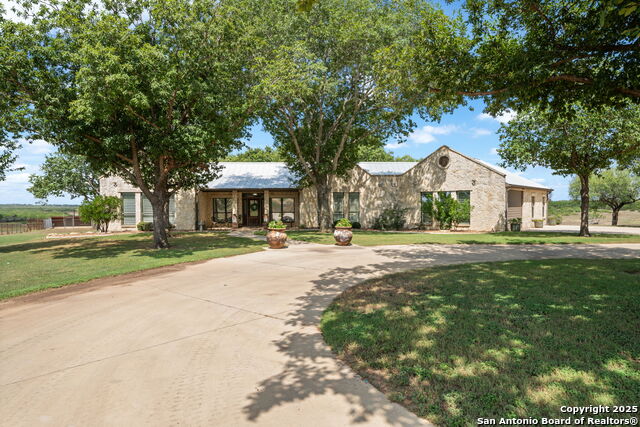 Listing photo id 2 for 2220 Fm 1343