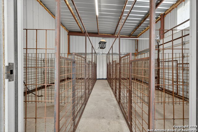 Listing photo id 38 for 2220 Fm 1343