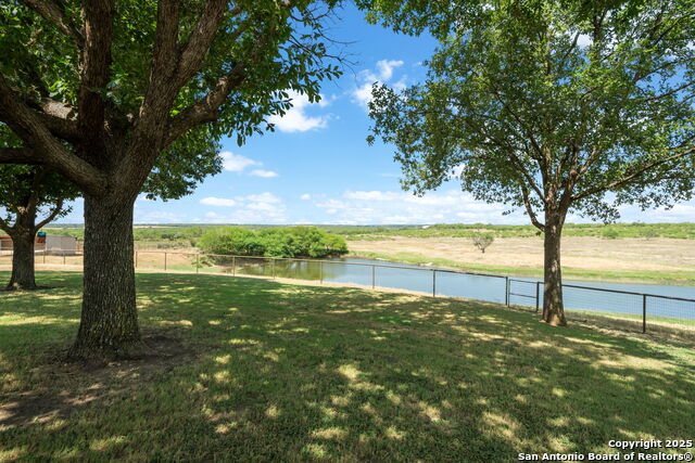 Listing photo id 39 for 2220 Fm 1343