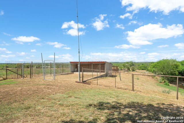 Listing photo id 41 for 2220 Fm 1343