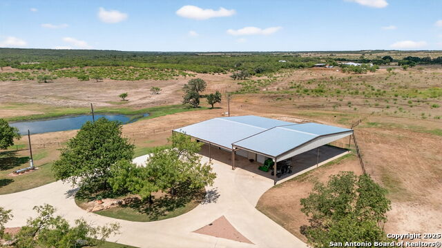 Listing photo id 43 for 2220 Fm 1343