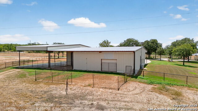 Listing photo id 44 for 2220 Fm 1343
