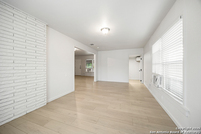 Image 13 of 43 For 258 Antrim Dr