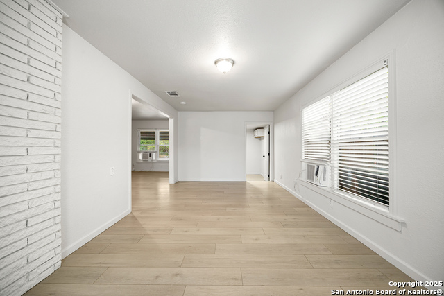 Image 14 of 43 For 258 Antrim Dr