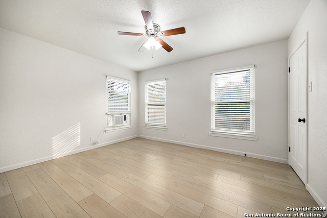 Image 19 of 43 For 258 Antrim Dr