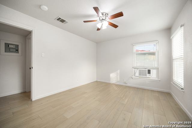 Image 21 of 43 For 258 Antrim Dr