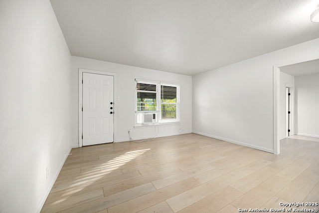 Image 6 of 43 For 258 Antrim Dr