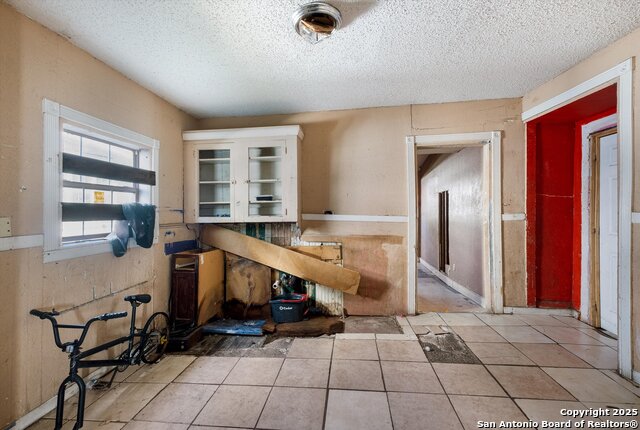 Image 11 of 32 For 2925 Commerce St W