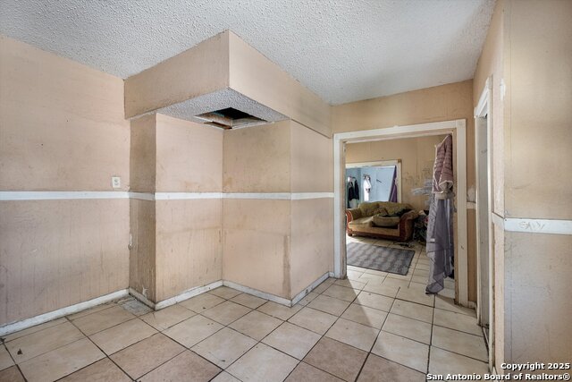 Image 13 of 32 For 2925 Commerce St W