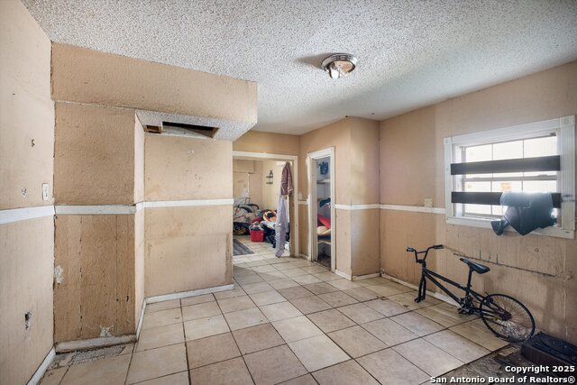 Image 14 of 32 For 2925 Commerce St W