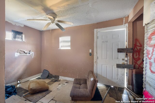 Image 15 of 32 For 2925 Commerce St W