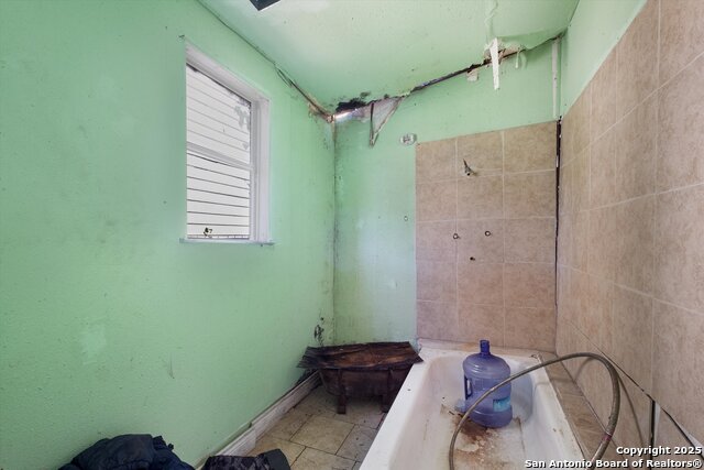 Image 20 of 32 For 2925 Commerce St W