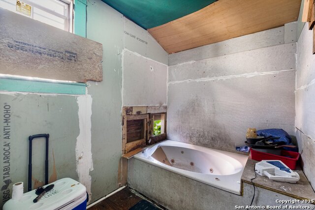 Image 23 of 32 For 2925 Commerce St W