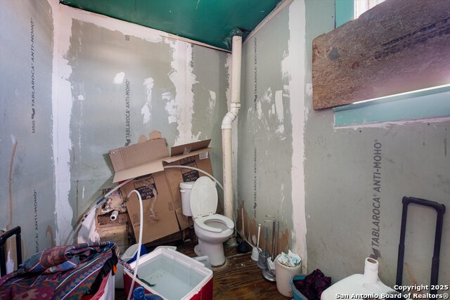 Image 24 of 32 For 2925 Commerce St W