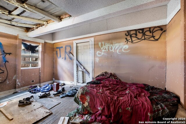 Image 26 of 32 For 2925 Commerce St W