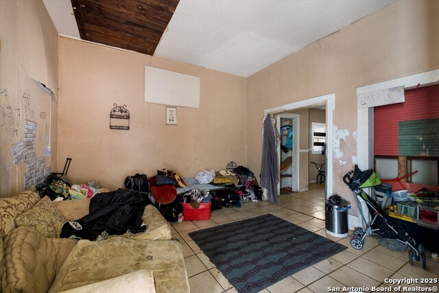 Image 6 of 32 For 2925 Commerce St W