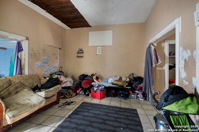 Image 8 of 32 For 2925 Commerce St W