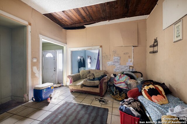 Image 9 of 32 For 2925 Commerce St W