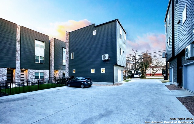 Image 2 of 24 For 210 Poplar W 101