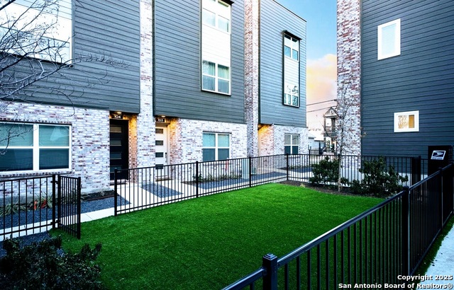 Image 3 of 24 For 210 Poplar W 101