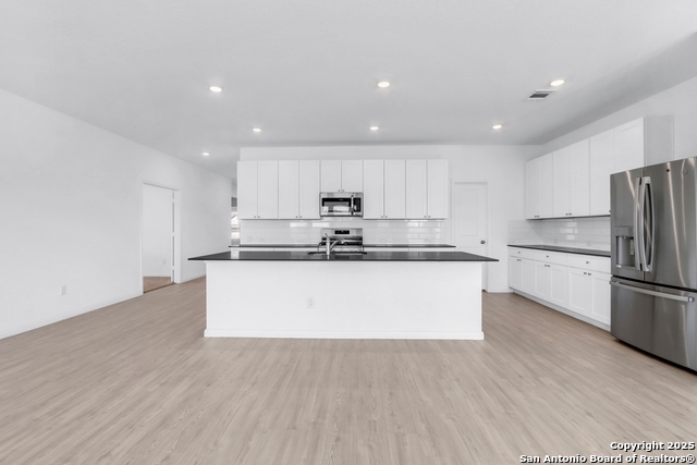 Listing photo id 4 for 8904 James Bowie