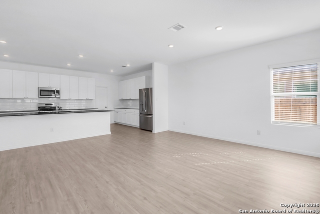 Listing photo id 5 for 8904 James Bowie