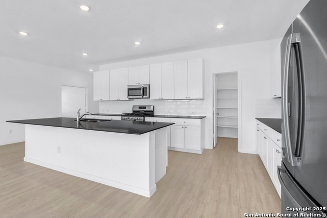 Listing photo id 6 for 8904 James Bowie