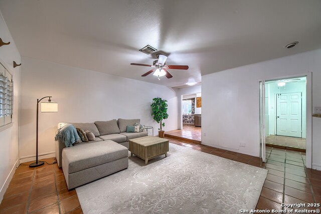 Image 15 of 36 For 2618 Waterford Dr.