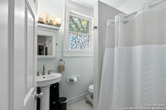 Listing photo id 10 for 306 Devine Street