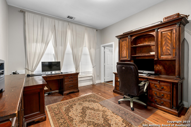 Listing photo id 12 for 306 Devine Street